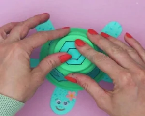 کاردستی لاک پشت با ظرف یکبار مصرف-آموزش ساخت مرحله چهارم
